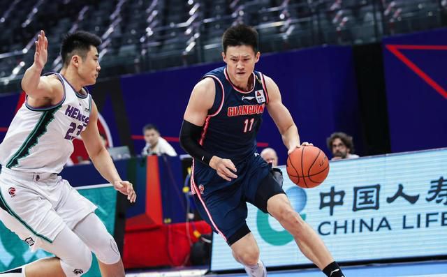 他也不会以张洋的身份与孙纳对戏时进戏那末深。